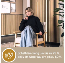 Frau sitzt auf einem Sessel vor einer Wandverkleidung, die Schallreduzierung bietet