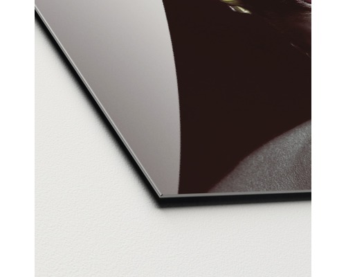 Detailansicht einer modernen Wanddekoration mit glänzender Oberfläche