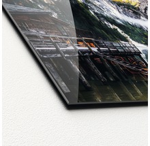 Detailaufnahme eines Acrylglasbildes mit einem Bergsee und einem Holzsteg