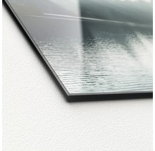 Nahaufnahme einer Acrylglasplatte mit Landschaftsmotiv