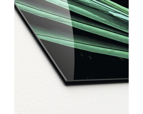 Detailaufnahme einer Glasscheibe mit Pflanzenmotiv