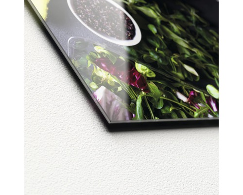 Nahaufnahme einer Acrylglasplatte mit Salatmotiv