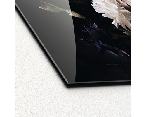 Detailansicht einer Glasbild-Dekoration mit Blumenmotiv