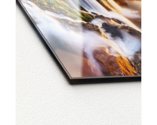 Nahaufnahme einer Acrylglasplatte mit einem Wasserfallmotiv