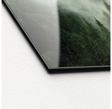 Detailansicht einer Glasbilddekoration mit Waldmotiv