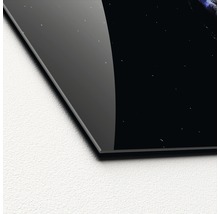 Detailansicht einer Glasplatte mit Darstellung des Weltraums