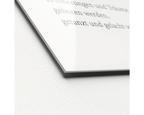 Nahaufnahme einer Aluminiumverbundplatte mit Schriftzug