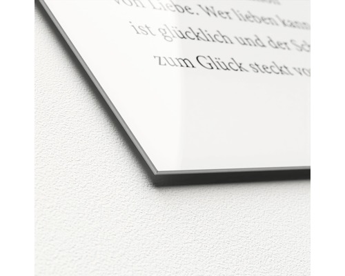 Detailansicht einer Texttafel an einer Wand