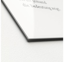 Detailaufnahme eines Wandbildes mit Text