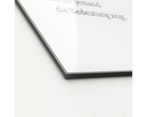 Detailaufnahme eines Wandbildes mit Text