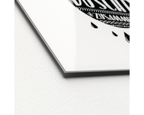 Detailansicht einer Acrylglasbildes an einer Wand