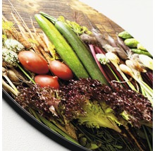 Gemüseauswahl auf einem Holzbrett: Zucchini, Tomaten, Salat und andere Gemüsesorten.