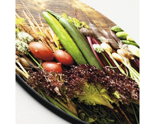 Gemüseauswahl auf einem Holzbrett: Zucchini, Tomaten, Salat und andere Gemüsesorten.