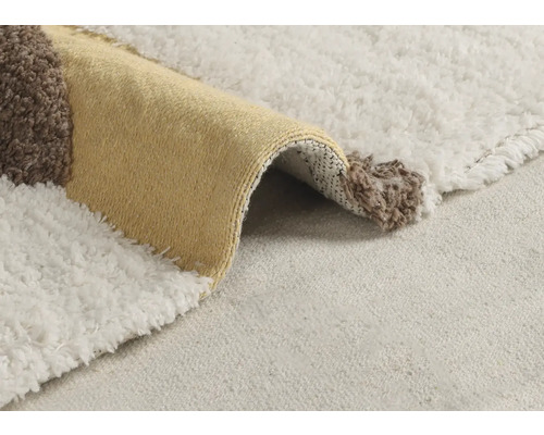 Detailansicht eines Teppichs mit geometrischem Muster und hochflorigem Gewebe