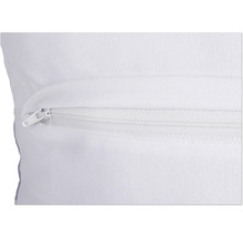 Detailansicht eines weißen Kissenbezugs mit Reißverschluss