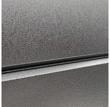 Nahaufnahme einer schwarzen, pulverbeschichteten Oberfläche mit leichter Struktur