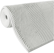 Gerollte Badematte mit Streifenmuster