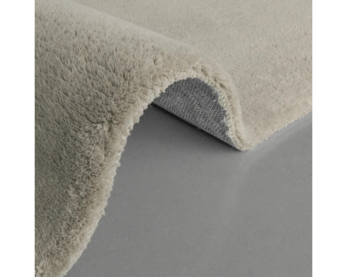 Detailansicht eines beigen Teppichs mit Flor