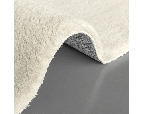 Detailansicht eines hellen Teppichs mit hochflorigem Flor