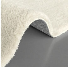 Detailansicht eines Teppichs mit hochflorigem Flor
