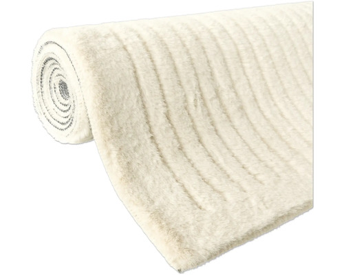Gerollter Teppich mit hochflorigem Flor