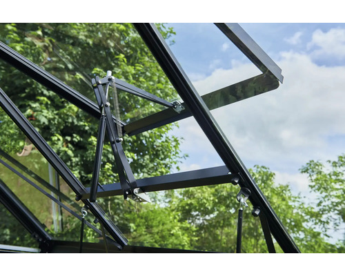 Detailansicht eines Gewächshausfensters mit automatischem Fensteröffner