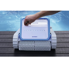 Schwimmbadreinigungsroboter mit Hand auf Holzoberfläche