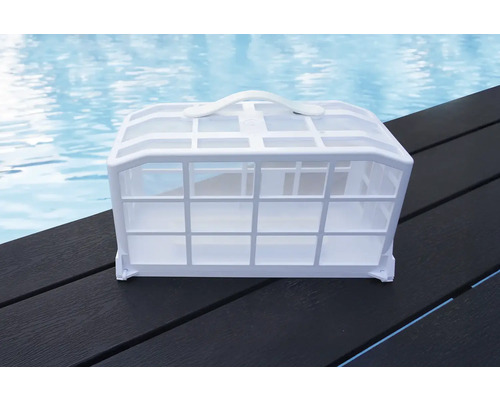 Weißer Schwimmbad-Skimmerkorb auf dunklem Untergrund