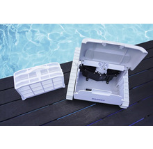 Poolreinigungsroboter mit offenem Deckel und Filterkorb neben dem Pool