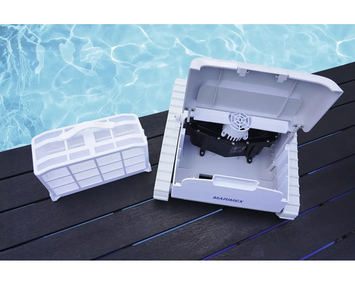 Poolreinigungsroboter mit offenem Deckel und Filterkorb neben dem Pool