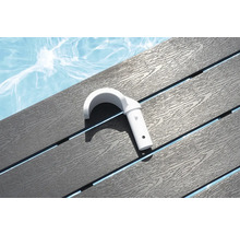 Weißer Schwimmbadhaken auf grauem Holzdeck