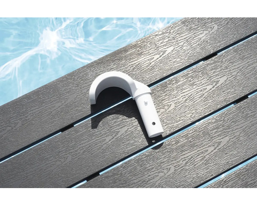 Weißer Schwimmbadhaken auf grauem Holzdeck