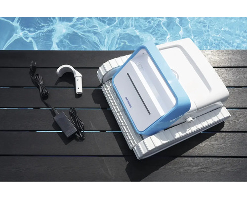 Automatischer Poolreiniger mit Zubehör auf dunklem Holz