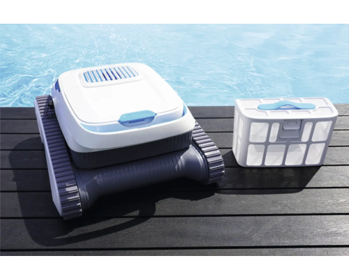 Automatischer Poolreiniger mit Filterkorb auf Holzterrasse