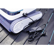 Poolreinigungsroboter mit Ladekabel auf einem Holzdeck
