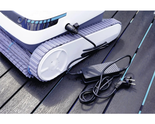 Poolreinigungsroboter mit Ladekabel auf einem Holzdeck