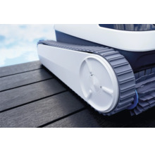 Detailansicht eines Schwimmbadreinigungsroboters mit Raupenantrieb und Bürsten