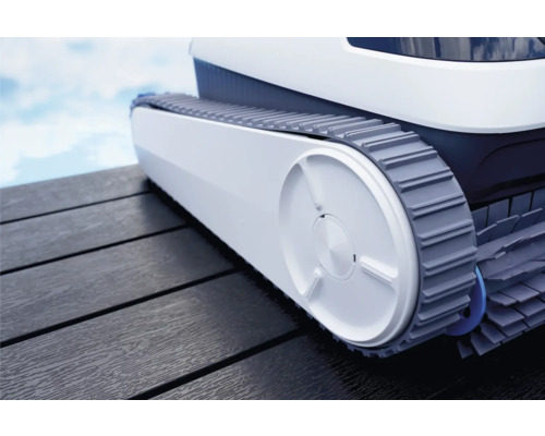 Detailansicht eines Schwimmbadreinigungsroboters mit Raupenantrieb und Bürsten