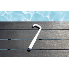 Poolbürste aus Kunststoff auf Holzdeck