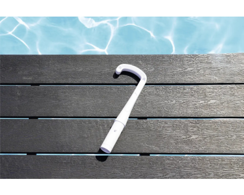 Poolbürste aus Kunststoff auf Holzdeck