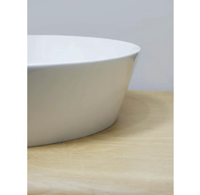 Aufsatzwaschbecken aus Keramik auf einer Holzoberfläche