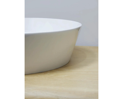 Aufsatzwaschbecken aus Keramik auf einer Holzoberfläche