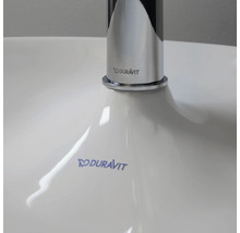 Detailansicht eines Waschbeckens mit Duravit Logo und Armatur