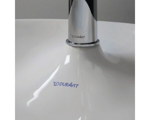 Detailansicht eines Waschbeckens mit Duravit Logo und Armatur