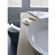 Badezimmeransicht mit Waschbecken, Seife, Bürste und Wäschekorb