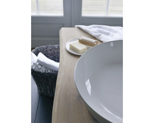 Badezimmeransicht mit Waschbecken, Seife, Bürste und Wäschekorb