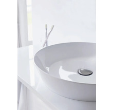 Aufsatzwaschbecken aus Keramik auf einem Waschtisch mit zwei Zahnbürsten