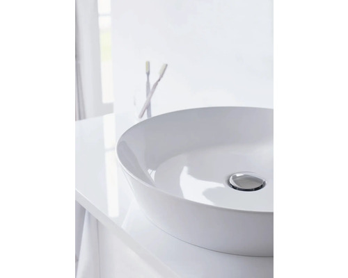 Aufsatzwaschbecken aus Keramik auf einem Waschtisch mit zwei Zahnbürsten