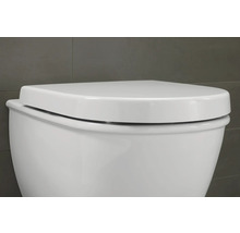 Weiße Toilette mit geschlossenem Deckel