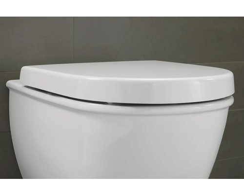 Weiße Toilette mit geschlossenem Deckel